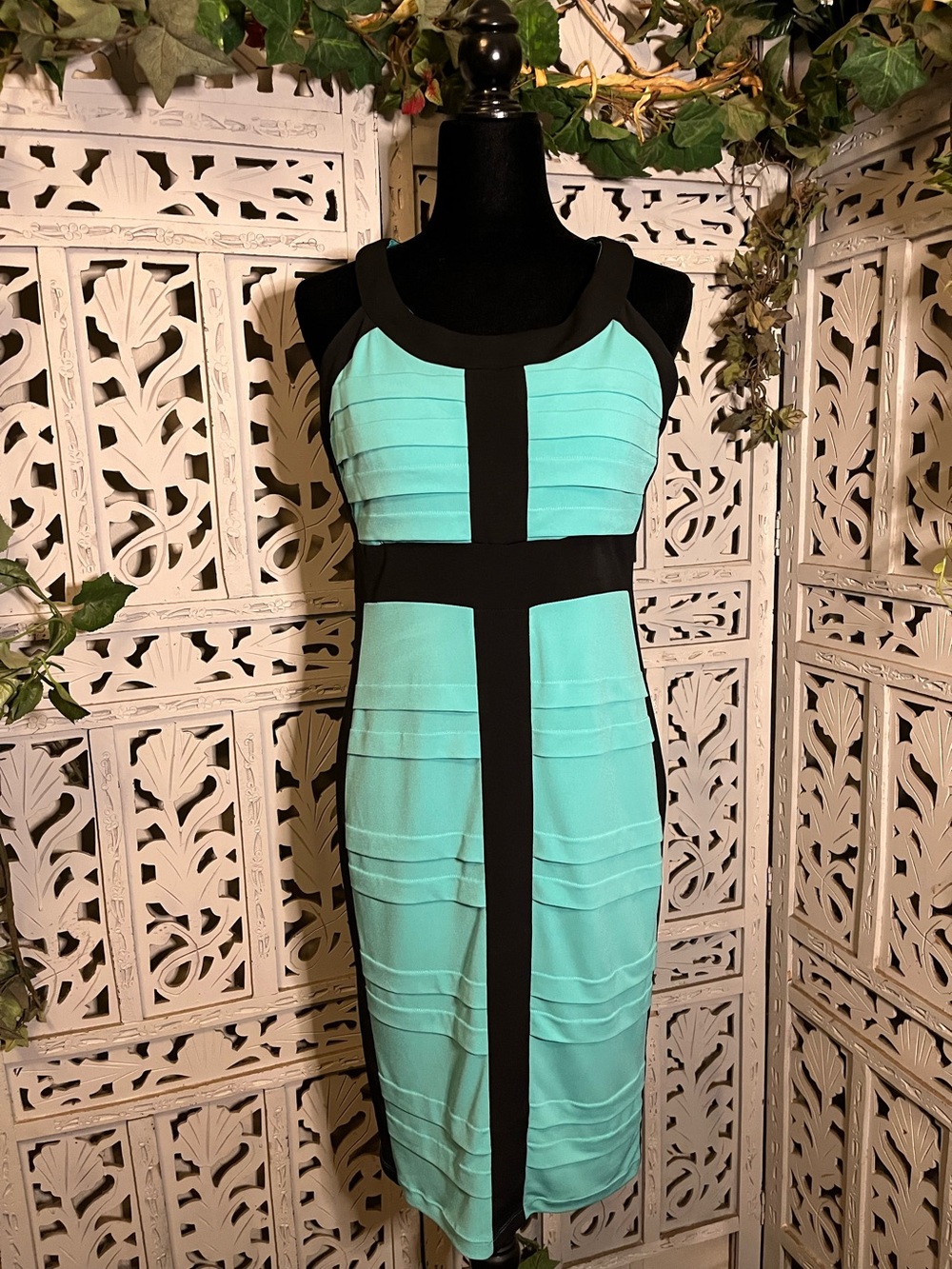 SANGRIA SENSATIONAL AQUA BLUE WITH BLACK COLORBLOCK BANDAGE SHEETH MINI DRESS